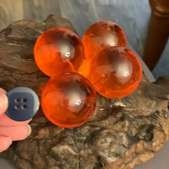 Vintage Cluster of large lucite grapes on wooden base - Picture 4 of 7